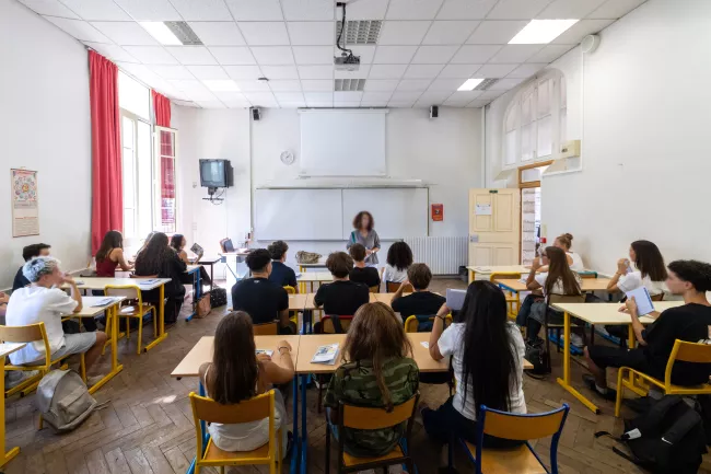 L’augmentation massive des salaires des évêques a choqué l’opposition de gauche et une partie des citoyens, relançant le débat sur la non-séparation entre l’Eglise orthodoxe et l’Etat.