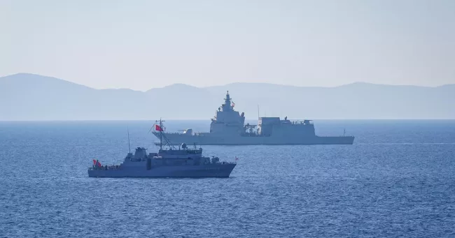 Des navires militaires turcs lors d'un exercice dans le golfe de Saros, en mer Égée, le 30 octobre 2025.