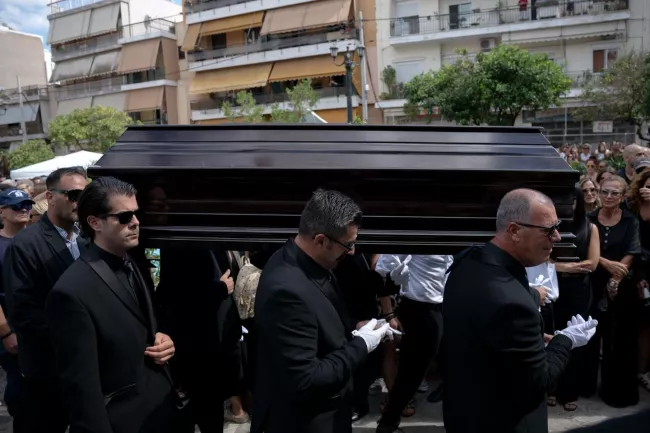 Lors des funérailles du chanteurs Giorgos Mazonakis, à Nikaia (Grèce), près d’Athènes, le 14 septembre 2026. ANGELOS TZORTZINIS/AFP