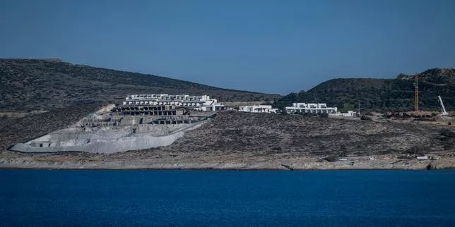 Conséquence d’un marché attractif pour les investisseurs étrangers, en dix ans, le nombre d’hôtels cinq étoiles a plus que doublé en Grèce, lorsque les établissements une et deux étoiles ont diminué de 22 %.