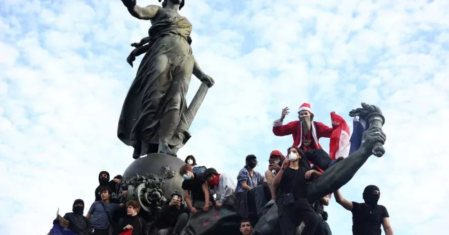 À cette situation budgétaire catastrophique s'ajoute un contexte social éruptif, marqué notamment par la mobilisation des lycéens. Abdul Saboor / REUTERS
