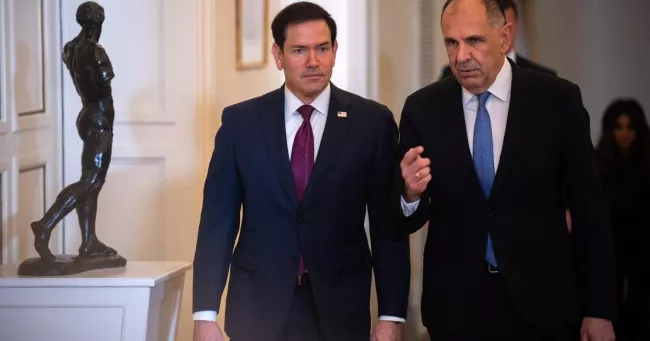 Le secrétaire d'État américain, Marco Rubio (à gauche), et son homologue grec, George Gerapetritis, à Athènes le 7 octobre 2026.