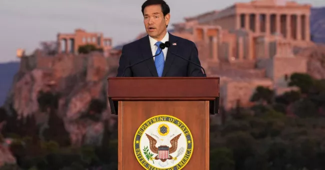«Nous croyons que l’Europe peut sortir de sa torpeur» : dans un vibrant discours face à l’Acropole, Marco Rubio appelle à «raviver la flamme».