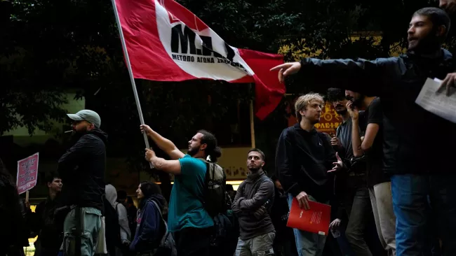 «En Grèce comme en France», les élèves, étudiants, enseignants et fonctionnaires prennent la rue.