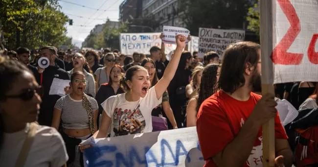 À Athènes, comme dans d'autres villes grecques, étudiants et enseignants manifestaient le 21 octobre pour dénoncer la dégradation de l'éducation publique et la hausse du coût de la vie.