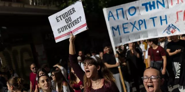 Etudiants, élèves et enseignants ont manifesté mercredi 21 octobre dans toute la Grèce, protestant contre la pénurie de personnel, des infrastructures vétustes et un coût élevé du logement.