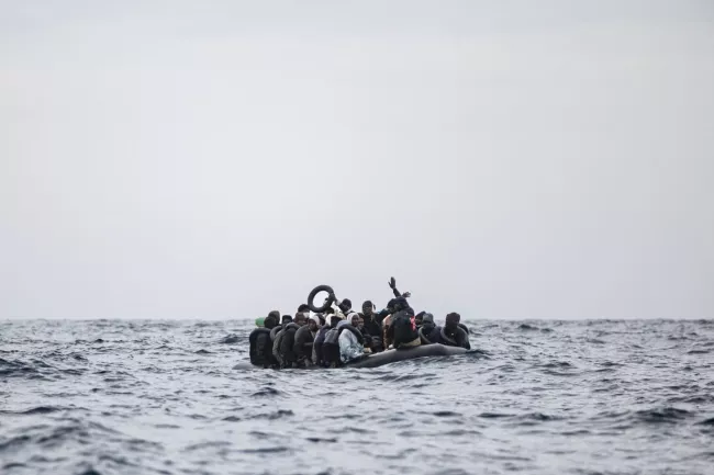 Des migrants attendent d’être secourus par l’équipage du navire « Ocean Viking », dans la zone de recherche et de sauvetage située au large des côtes libyennes, le 16 janvier 2026.