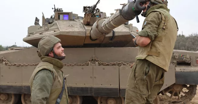 Des soldats israéliens autour d'un tank, près de la frontière sud de la bande de Gaza, le 9 octobre 2023.