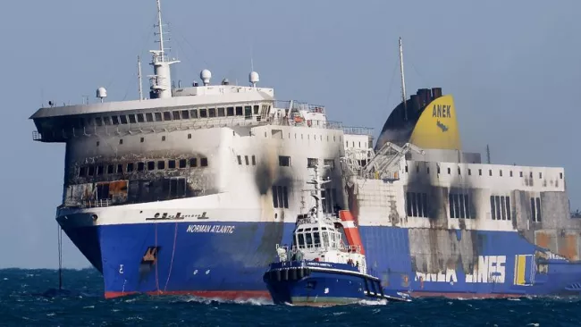Le ferry a pris feu dimanche
                                                    CrÃ©dits photo : FILIPPO MONTEFORTE/AFP



