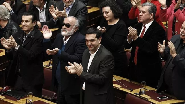 Alexis Tsipras au premier plan applaudissant les résultats du second tour de l'élection présidentielle à Athènes



