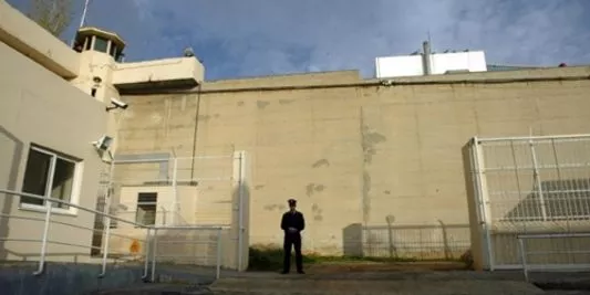 Entrée principale de la prison de Korydallos, à l'ouest d'Athènes, le 2 décembre 2005. | AFP/MILOS BICANSKI


