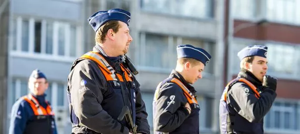 La police antiterroriste grecque doit envoyer leurs empreintes digitales et des échantillons d'ADN aux autorités belges.


