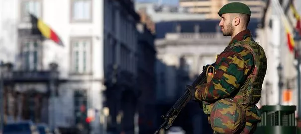 Un soldat belge dans une rue de Bruxelles après des opérations contre une cellule "terroriste", le 17 janvier 2015


