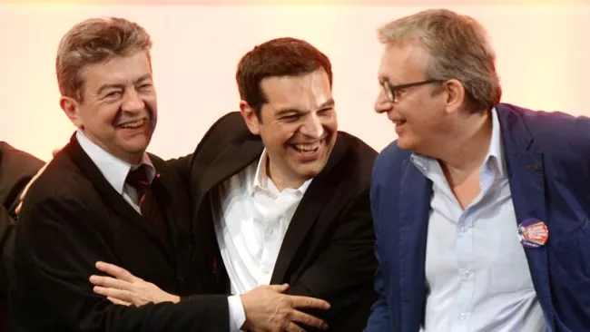 Jean-Luc Mélenchon et Pierre Laurent encadrent Alexis Tsipras président de Syriza. Crédits photo : PIERRE ANDRIEU/AFP


