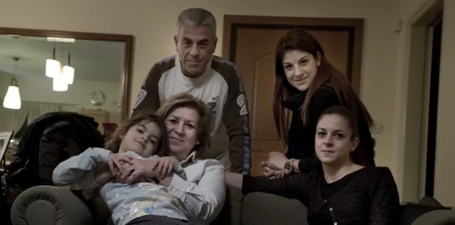 La famille Delaportas, typique de la classe moyenne grecque, vivant dans un immeuble au centre d'Athènes. (Photo Stefania Mizara pour


