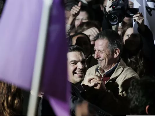 Syriza affiche une avance de plus de six points face à la droite (35,4 %- 29 %) après le dépouillement d'un quart des bulletins de vote. La majorité absolue n'est pas encore assurée. | AP/Lefteris Pitarakis



