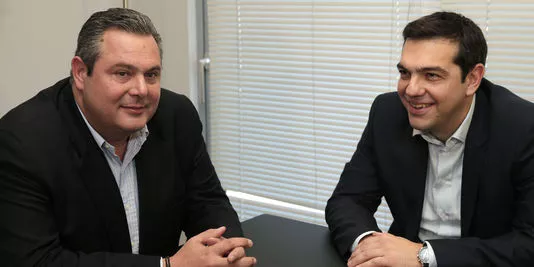 Panos Kammenos, président du parti des Grecs indépendants (à gauche) et Alexis Tsipras (à droite), leader du parti de la gauche radicale grecque Syriza, à Athènes, le 26 janvier. | AFP/LEFTERIS PITARAKIS


