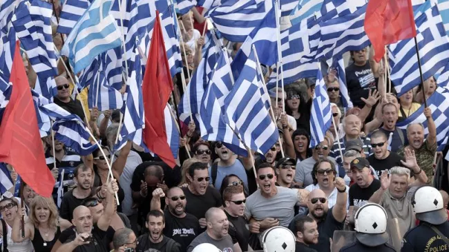 Des sympathisants de l'Aube dorée, en juillet 2014. Crédits photo : LOUISA GOULIAMAKI/AFP


