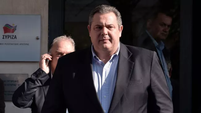 Le leader des Grecs indépendants, Panos Kammenos, sortant ce matin des locaux de Syriza, après avoir négocié un accord avec Alexis Tsipras/ Crédits photo : LOUISA GOULIAMAKI/AFP


