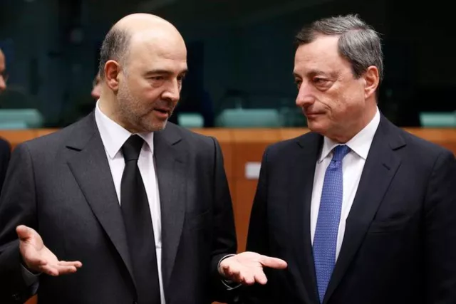 Pierre Moscovici, commissaire aux affaires financières et Mario Draghi, président de la Banque centrale européenne. Image: Keystone


