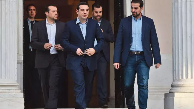 Alexis Tsipras (au centre) quitte le palais présidentiel, mardi, à Athènes. Crédits photo : ARIS MESSINIS/AFP


