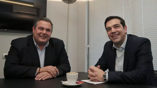 Le nouveau premier ministre grec, Alexis Tsipras (à droite) et le chef de file du parti souverainiste Grecs indépendants, Panos Kammenos, lundi, à Athènes. Crédits photo : POOL/REUTERS


