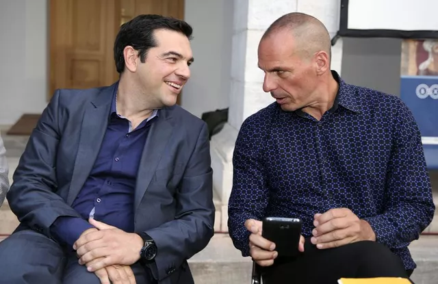 Le premier ministre Alexis Tsipras (à gauche) en conversation avec le ministre des Finances Yanis Varoufakis. Image: Keystone


