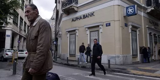 Une banque Alpha à Athènes. AFP PHOTO/ LOUISA GOULIAMAKI


