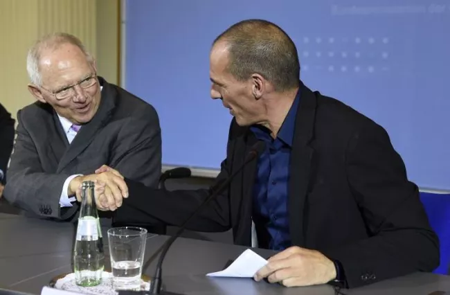 Le ministre allemand des Finances Wolfang Schäuble et son homologue grec Yanis Varoufakis se serrent la main à l'issue de leur conférence de presse, le 5 février 2015 à Berlin (Photo Odd Andersen. AFP)


