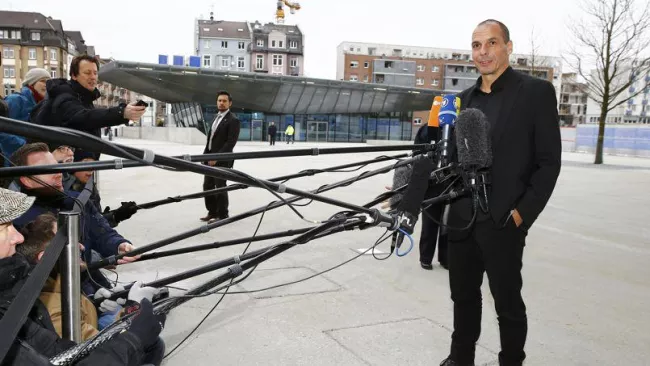 Yanis Varoufakis , le nouveau ministre des finances grec, répond aux questions des journalistes devant le siège de la Banque centrale européenne, mercredi à Francfort. Crédits photo : KAI PFAFFENBACH/REUTERS


