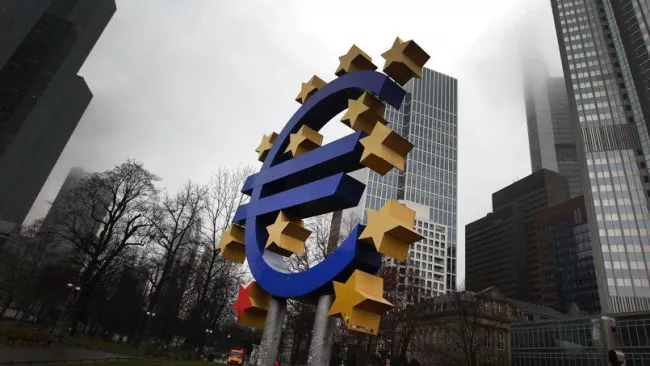 Logo de l'euro à Francfort. Crédits photo : DANIEL ROLAND/AFP


