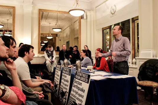 Meeting de l'Alliance anti-austérité. Son leader, Paul Murphy, veut s'inspirer de Syriza et Podemos pour créer une alternative d'extrême-gauche en mesure de s'imposer face aux partis traditionnels.


