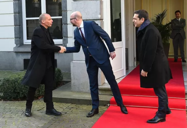 Le Premier ministre belge Charles Michel accueille Yanis Varoufakis (à gauche) et Alexis Tsipras. (Photo Emmanuel Dunand. AFP)


