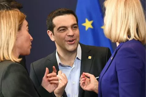 Le chef du gouvernement grec Alexis Tsipras bien entouré pour son baptême du feu des sommets européens, jeudi à Bruxelles, entre Fedrerica Mogherini (à g.), cheffe de la diplomatie européenne, et la Première ministre danoise, Helle Thorning-Schmidt. © AFP.


