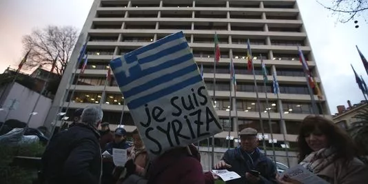 Manifestation devant le siège de la Commission européenne à Lisbonne. REUTERS/Rafael Marchante (PORTUGAL - Tags: POLITICS BUSINESS)


