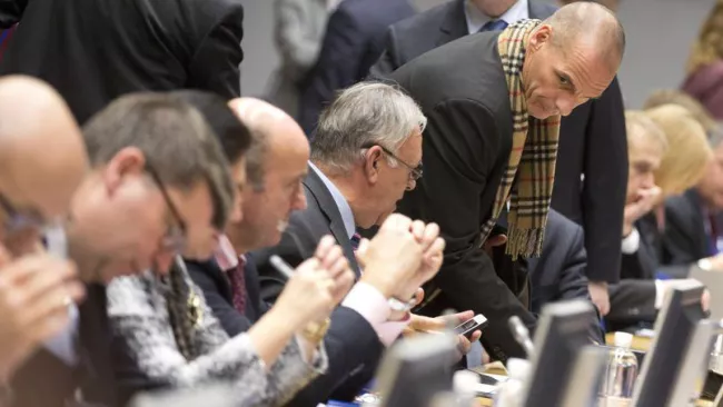 Yanis Varoufakis (à droite), le ministre grec des Finances, prend place pour la réunion de l'Eurogroupe. Crédits photo : Virginia Mayo/AP



