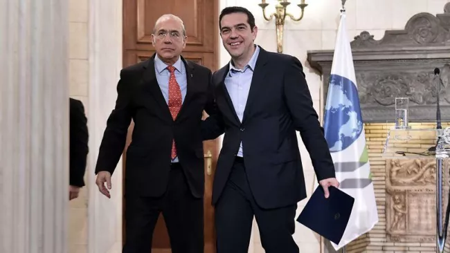 Le secrétaire général de l'OCDE, Angel Gurria, et le premier ministre grec, Alexis Tsipras, mercredi à Athènes. Crédits photo : ARIS MESSINIS/AFP


