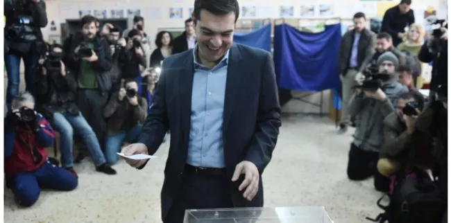 Alexis Tsipras, leader de Syriza, vote lors des élections législatives du 25 janvier 2015. (ARIS MESSINIS / AFP)


