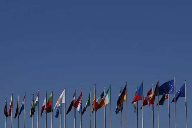 Les drapeaux des 28, devant le Parlement européen de Strasbourg. (Photo Vincent Kessler. Reuters)


