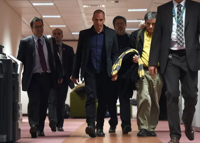 Yanis Varoufakis, ministre grec des Finances (au centre), à la sortie de la réunion de l'Eurogroupe, le 16 février à Bruxelles. (Photo Emmanuel Dunand. AFP)



