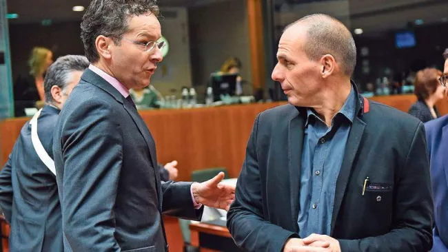 Jeroen Dijsselbloem, président de l'Eurogroupe, discute avec Yanis Varoufakis, le ministre des Finances grec, ce mardi à Bruxelles. Crédits photo : EMMANUEL DUNAND/AFP


