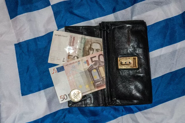 A l'image, cinquante euros, cinquante deutschmarks et cinquante drachmes. Image: AFP


