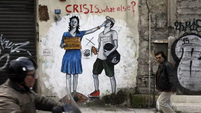 Graffiti anti-austérité dans les rues d'Athènes. Crédits photo : Thanassis Stavrakis/AP


