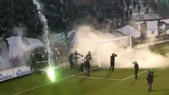 Des scènes de violence lors du mouvementé derby d'Athènes.