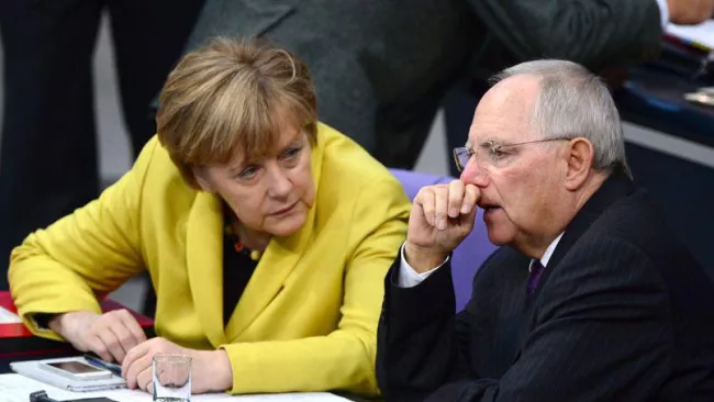 La chancelière allemande, Angela Merkel, et son ministre des Finances, Wolfgang Schäuble, ont besoin de l'aval du Bundestag pour accorder une prolongation de l'aide à la Grèce. Crédits photo : JOHN MACDOUGALL/AFP


