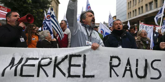 Des manifestants défilent avec une pancarte "Merkel dégage", en avril 2014, dans le centre d'Athènes.


