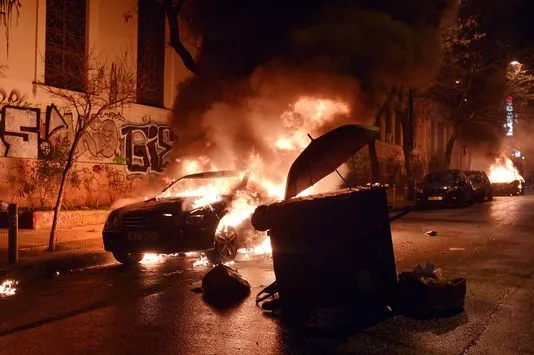 Une manifestation réunissant près de cinq cents personnes, organisée par un parti anticapitaliste grec, a dégénéré, le 26 février à Athènes.


