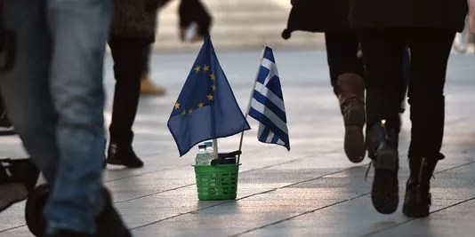 Alors que le pays est financièrement aux abois, le produit intérieur brut (PIB) grec a reculé de 0,4 % à la fin de 2014.


