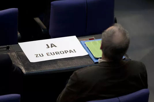 Vendredi 27 février 2015, un député Vert au Bundestag affiche son soutien aux Grecs par ces mots "Oui à l Europe !" lors du vote du Parlement allemand pour le prolongement de quatre mois du plan d aide à la Grèce.


