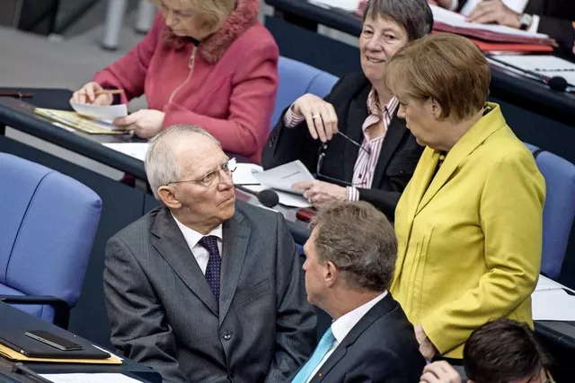 Wolfgang Schäuble, ministre conservateur des Finances (CDU), et la chancelière Angela Merkel, avant le vote sur la Grèce. Image: EPA


